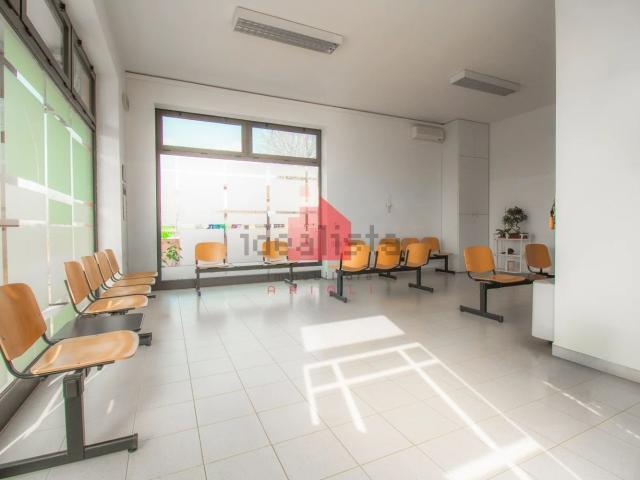 Locale Commerciale in vendita a Bondeno, Gonzaga