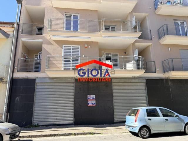 Locale Commerciale in vendita a Mondragone, Campania