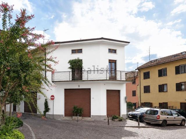 Locale Commerciale in vendita a Oltrona San Mamette, Lombardia