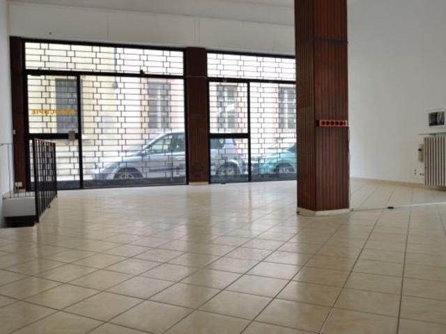Locale Commerciale in vendita a Centro, Piemonte