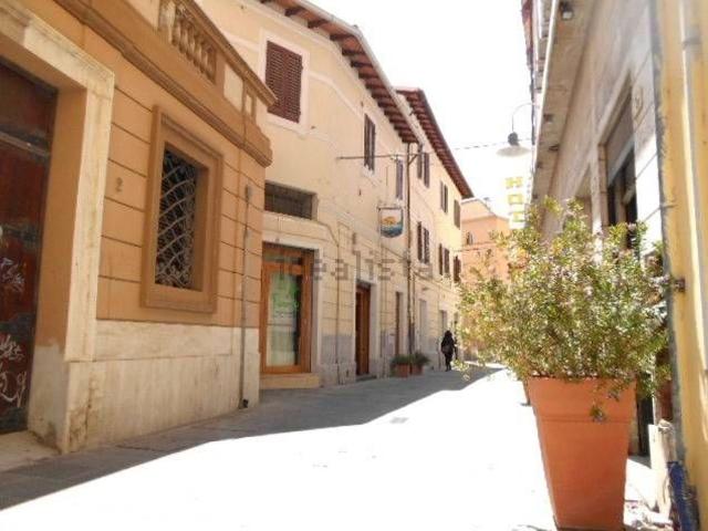 Locale Commerciale in vendita a Centro storico, Grosseto