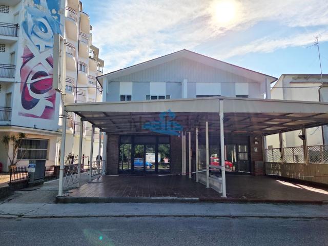 Locale Commerciale in vendita a Punta Marina Terme, Ravenna