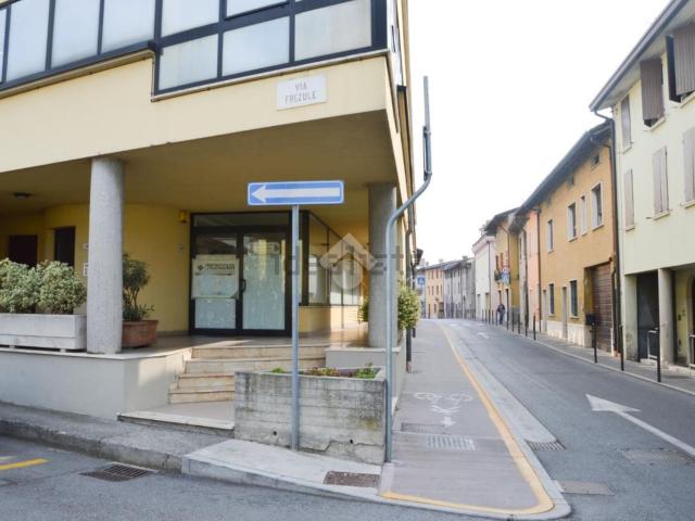 Locale Commerciale in vendita a Leno, Lombardia