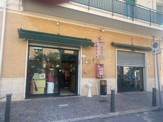 Locale Commerciale in vendita a Minturno, Lazio