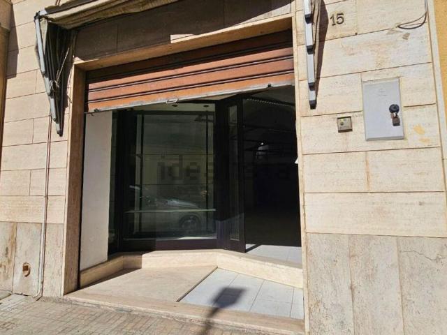 Locale Commerciale in vendita a Puglia, Lecce