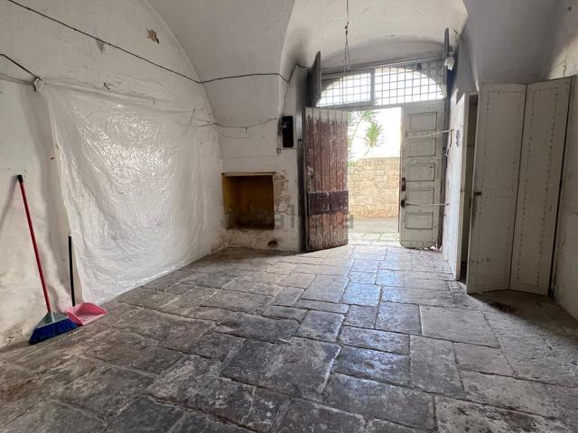 Locale Commerciale in vendita a Puglia, Taranto