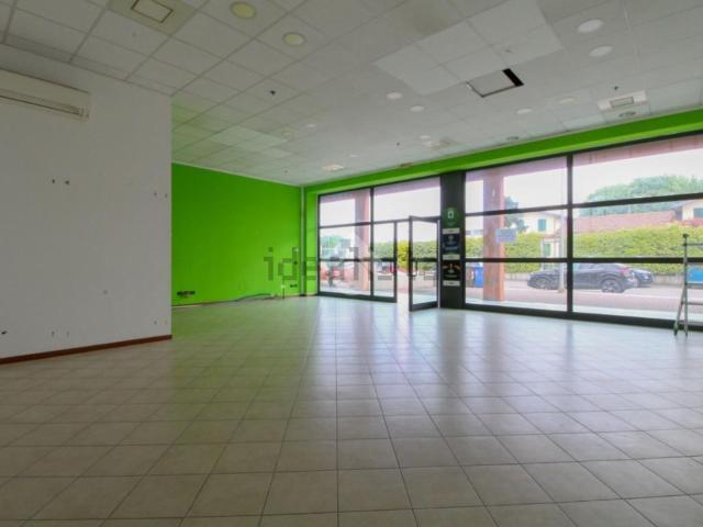 Locale Commerciale in vendita a Verolanuova, Lombardia
