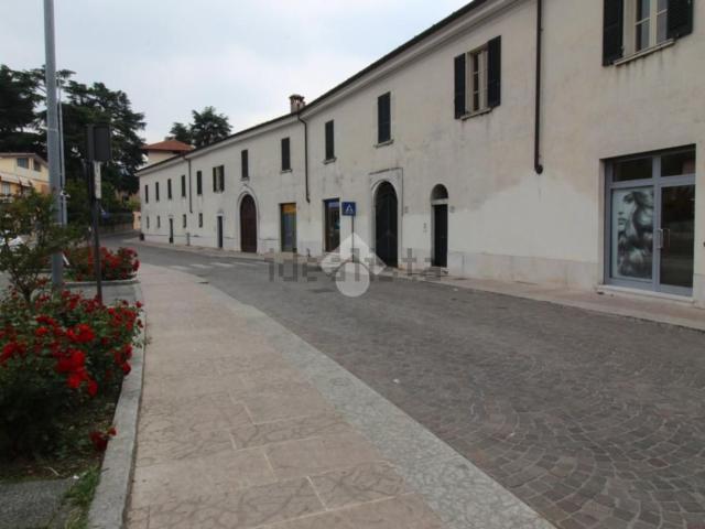 Locale Commerciale in vendita a Cellatica, Lombardia