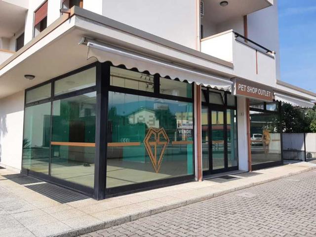 Locale Commerciale in vendita a Castelfranco Veneto, Veneto