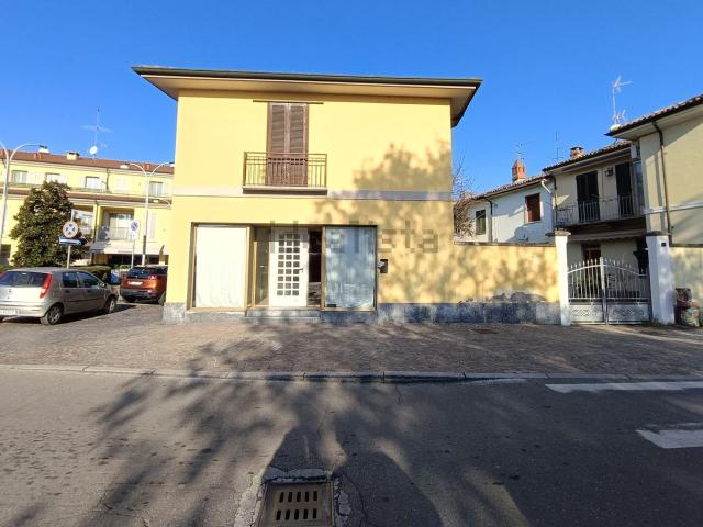 Locale Commerciale in vendita a Sannazzaro De' Burgondi, Lombardia