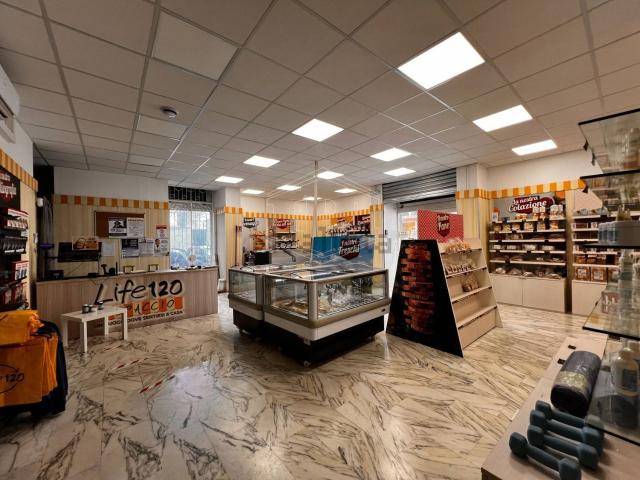 Locale Commerciale in vendita a Municipalità 3, Campania