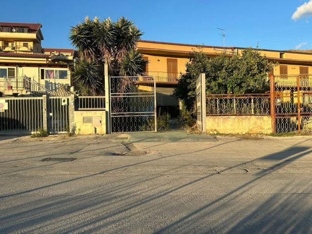 Locale Commerciale in vendita a Agrigento, Sicilia