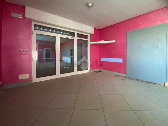 Locale Commerciale in vendita a Bedizzole, Lombardia