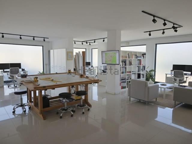 Locale Commerciale in vendita a Viareggio, Toscana