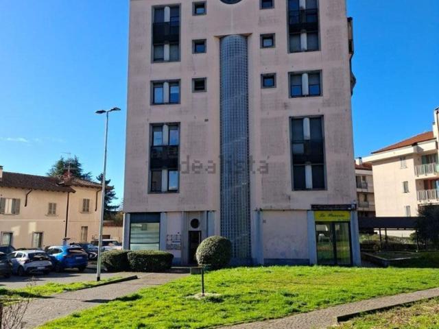 Locale Commerciale in vendita a Piazza, Desio