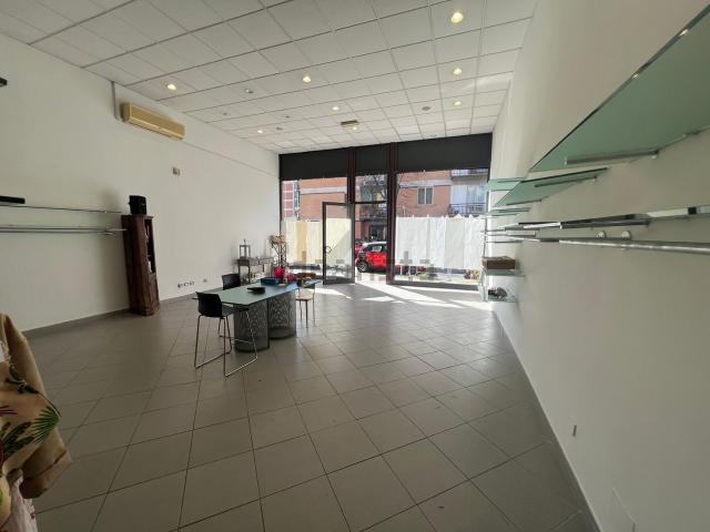 Locale Commerciale in vendita a San Martino, Campi Bisenzio
