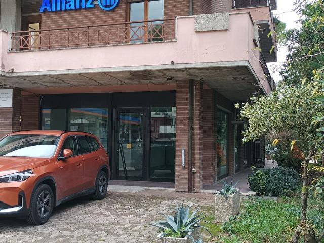Locale Commerciale in vendita a Santa Lucia, Bastia Umbra