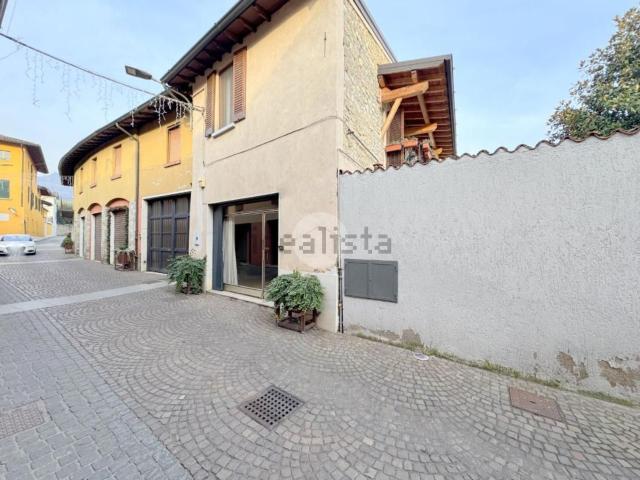 Locale Commerciale in vendita a Gussago, Lombardia