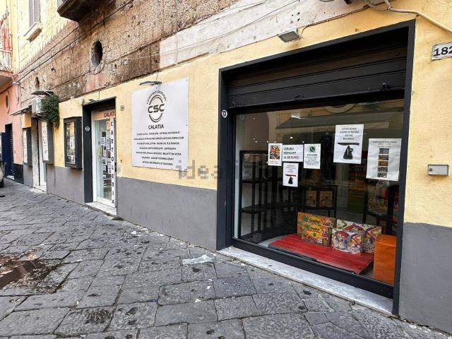 Locale Commerciale in vendita a Maddaloni, Campania