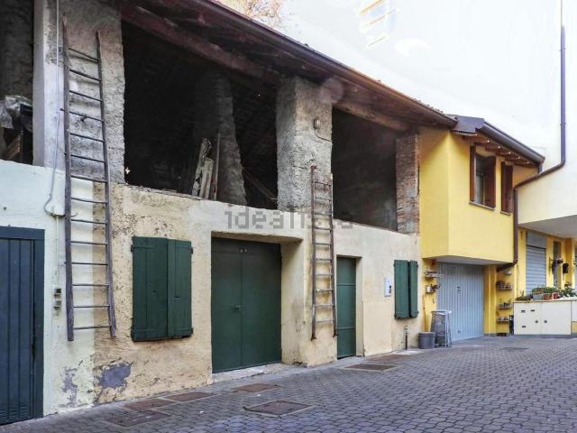 Locale Commerciale in vendita a Novate Brianza, Merate