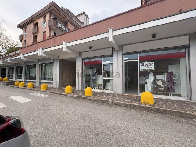 Locale Commerciale in vendita a Lurate Abbate, Lurate Caccivio