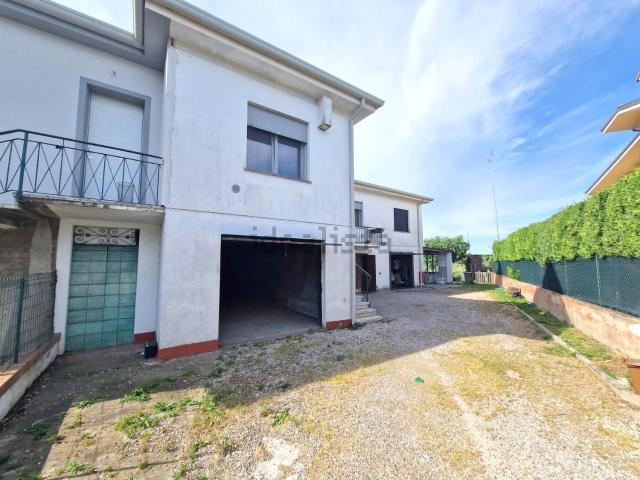 Locale Commerciale in vendita a Legnago, Veneto