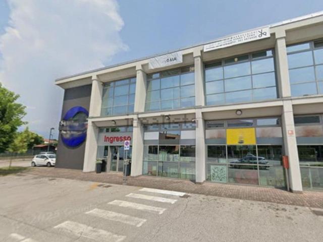 Locale Commerciale in vendita a Rosà, Veneto