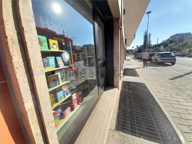 Locale Commerciale in vendita a Puglia, Lecce
