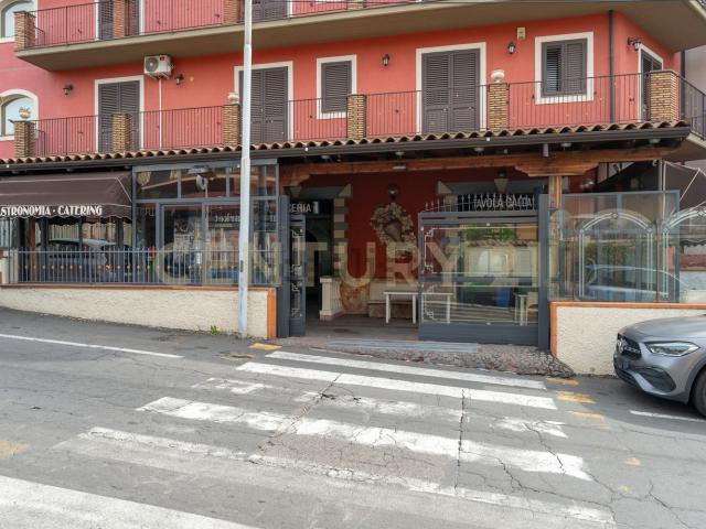 Locale Commerciale in vendita a Camporotondo Etneo, Sicilia