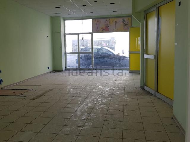Locale Commerciale in vendita a Marche, Fermo