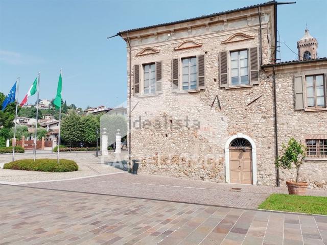 Locale Commerciale in vendita a Padenghe Sul Garda, Lombardia