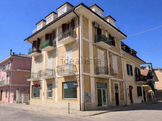 Locale Commerciale in vendita a Marina centro, Marche