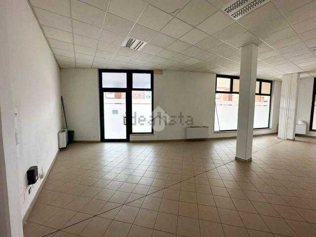 Locale Commerciale in vendita a Sud-Est, Brenzone