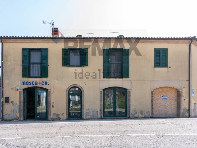Locale Commerciale in vendita a Marche, Macerata