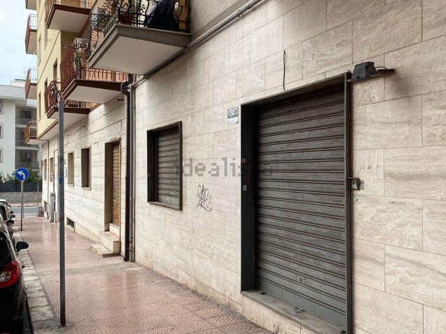 Locale Commerciale in vendita a Puglia, Taranto
