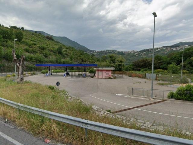 Locale Commerciale in vendita a Lenola, Lazio