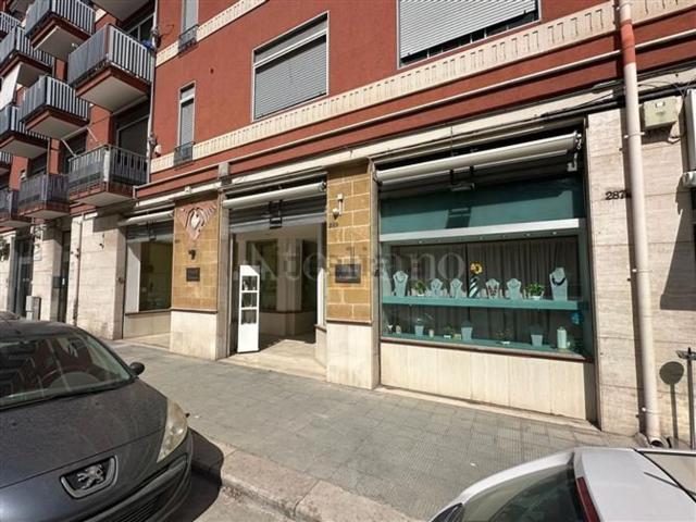 Locale Commerciale in vendita a Municipio 1, Puglia