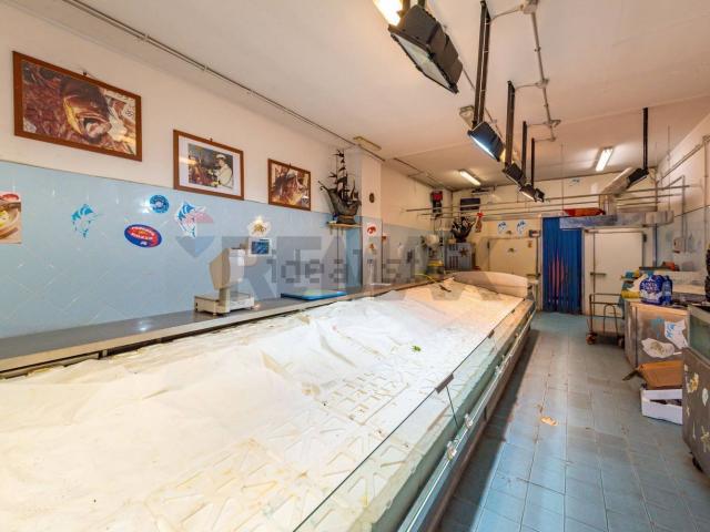 Locale Commerciale in vendita a Parco Azzurro, Fonte Nuova