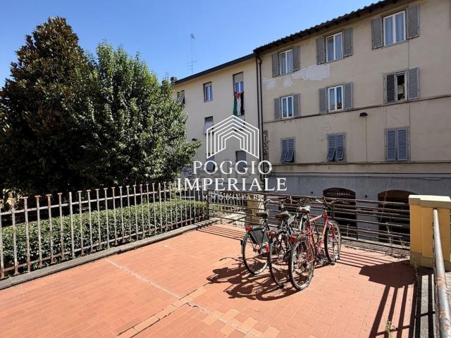 Locale Commerciale in vendita a Due Strade, Firenze