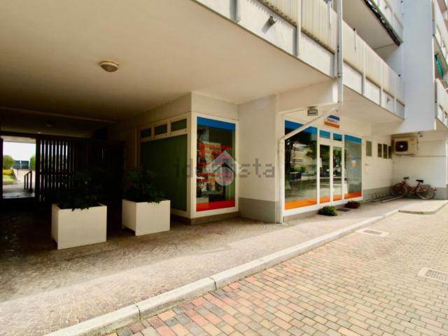 Locale Commerciale in vendita a Lignano Pineta, Friuli-Venezia Giulia