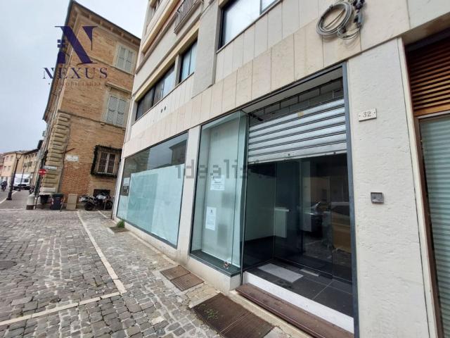 Locale Commerciale in vendita a Centro storico, Marche