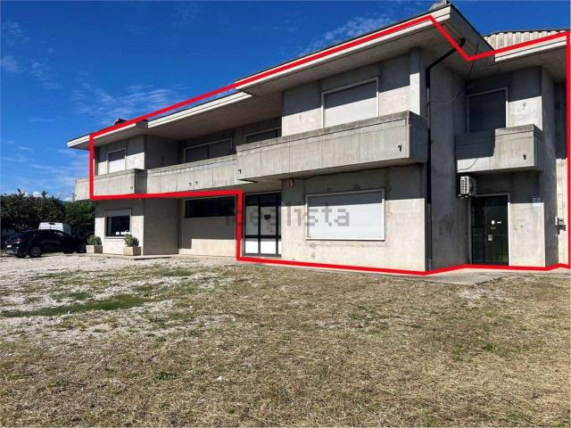 Locale Commerciale in vendita a Santo, Thiene