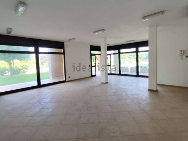 Locale Commerciale in vendita a Bassa Reggiana, Re