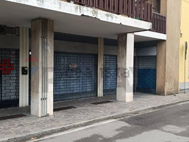 Locale Commerciale in vendita a Dalmine, Lombardia