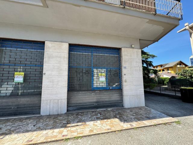 Locale Commerciale in vendita a Frosinone, Lazio