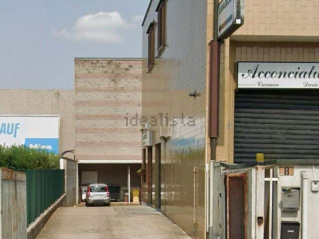 Locale Commerciale in vendita a Valleambrosia, Rozzano