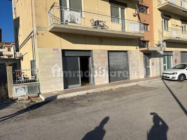 Locale Commerciale in vendita a Villa Raspa, Spoltore