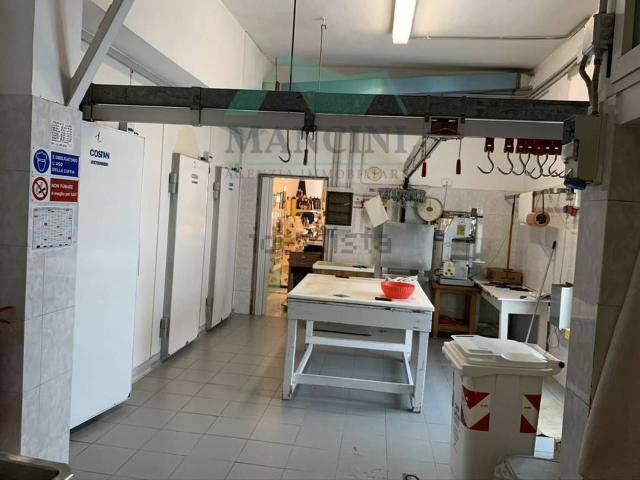 Locale Commerciale in vendita a Marche, Ancona