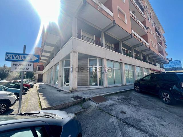 Locale Commerciale in vendita a Marche, Ancona