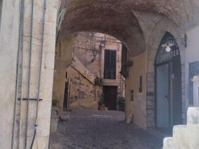 Locale Commerciale in vendita a Borgo Cipollata, Terracina
